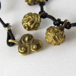 Collana con antichi pendenti tibetani
