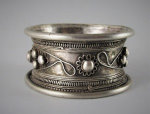 Antico bracciale Hmong in argento