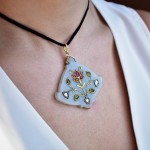 Pendente indiano in giada, oro e pietre dure