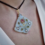 Pendente indiano in giada, oro e pietre dure