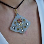 Pendente indiano in giada, oro e pietre dure