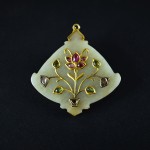 Pendente indiano in giada, oro e pietre dure