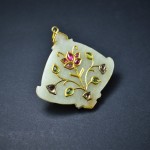Pendente indiano in giada, oro e pietre dure