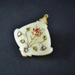 Pendente indiano in giada, oro e pietre dure