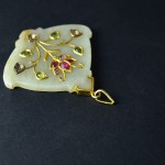Pendente indiano in giada, oro e pietre dure
