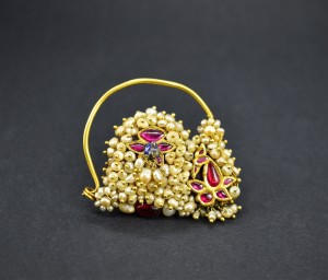Antico orecchino da naso in oro, perle e pietre dure