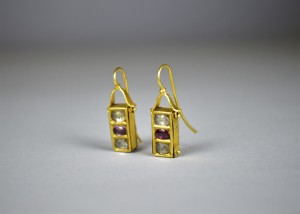 Antichi orecchini in oro, rubini e diamanti - India