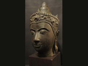 Testa in bronzo thailandese