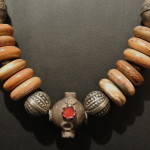 Collana in avorio fossile
