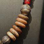 Collana in avorio fossile