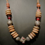 Collana in avorio fossile