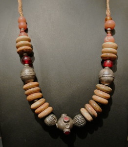 Collana in avorio fossile