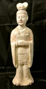 Figura di dignitario in terracotta