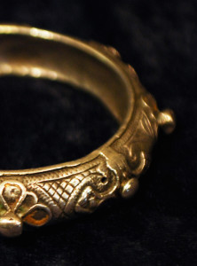 Bracciale berbero in argento e smalti gialli e verdi, Marocco, XIX secolo.