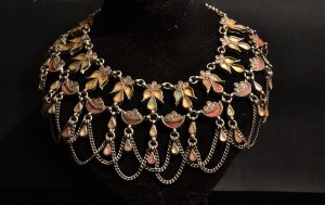 Collana composta da argento e vetri colorati
