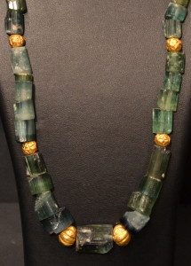 Collana in tormalina con elementi in oro