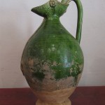 Antica brocca in terracotta policroma