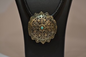 Collana con pendente bhutanese