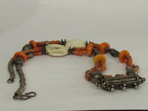 Collana in corallo antico, argenti e conchiglie