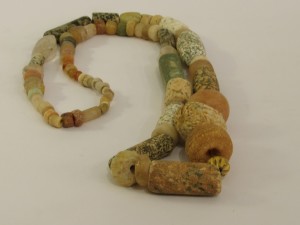 Collana con pietre di scavo