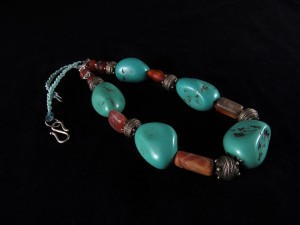 Collana con turchesi e agate antiche