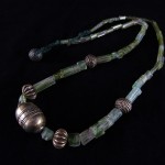Collana con tormalina e elementi dorati