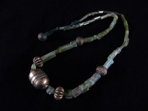 Collana con tormalina e elementi dorati