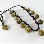 Collana con antichi pendenti tibetani