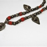 Antica collana yemenita con argento e corallo