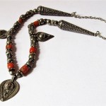 Antica collana yemenita con argento e corallo