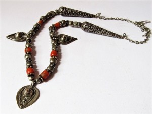 Antica collana yemenita con argento e corallo