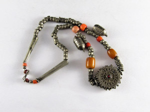 Antica collana in argento, ambra e corallo