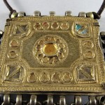Antico pendente dorato e smaltato
