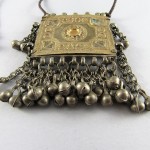 Antico pendente dorato e smaltato