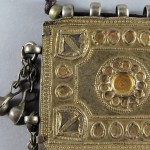 Antico pendente dorato e smaltato