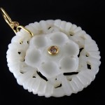 Orecchini in giada bianca, oro e brillanti