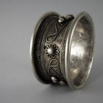 Antico bracciale Hmong in argento