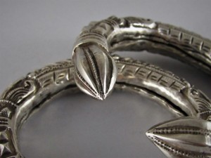 Coppia di bracciali indiani in argento