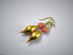 Orecchini in oro e antico corallo rosa