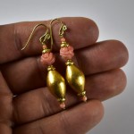 Orecchini in oro e antico corallo rosa