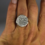 Antico anello con moneta islamica
